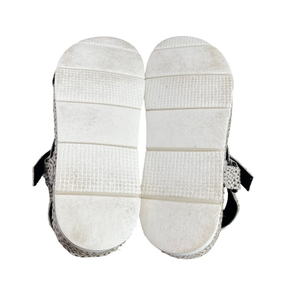 BAND OF GYPSIES Women Black & White Cow Hair Sandal Size 7 Spots Footbed Shoes - Picture 5 of 7